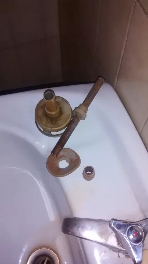 La descaga de la cisterna estaba podrida, no retenia el agua.