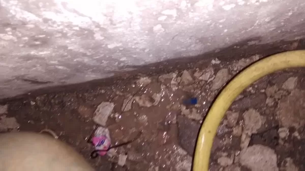 El grifo de la comunidad perdia agua, y proboco humedades en las paredes, de marmol.