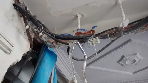 Han colgado un ventilador de techo en una escayola, se vino a bajo todo el techo por la vi
